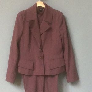 Sandra Angelozzi Femmes Carriere Three-piece suit, mauve/plum color, size 10-12.